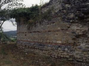 Vue de l'enceinte de l'extérieur